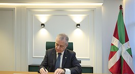 El Lehendakari firma el decreto para disolver el Parlamento y convocar elecciones el 21 de abril