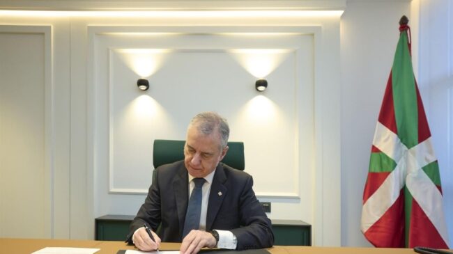 El Lehendakari firma el decreto para disolver el Parlamento y convocar elecciones el 21 de abril