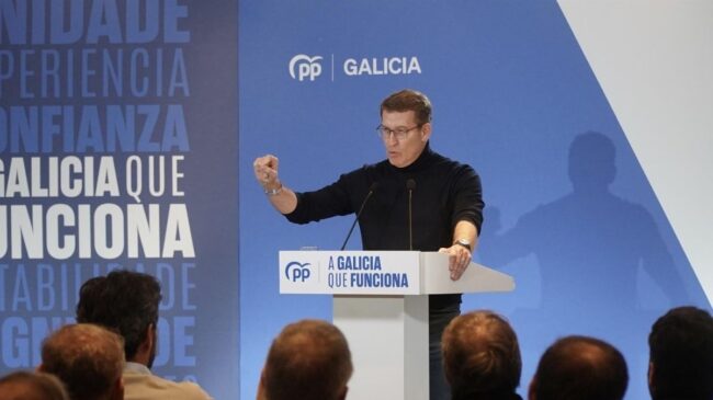 Feijóo acusa al Gobierno de «intervenir» la Fiscalía para no investigar a Puigdemont