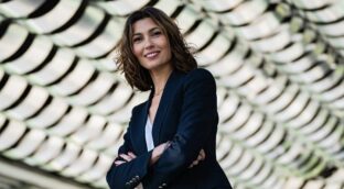 Poptcheva, la eurodiputada de Cs que arrasa en las redes hablando en inglés contra Junts