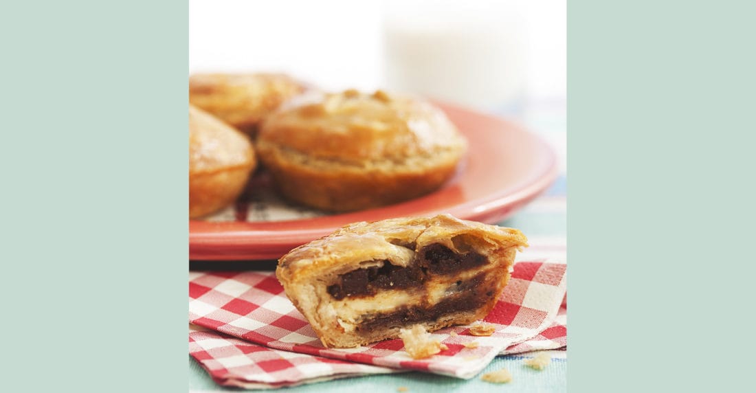 Tartaletas de hojaldre, guayaba y queso crema