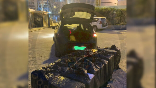 Narcos embisten a un coche de la Guardia Civil en Cádiz tras ser descubiertos alijando tabaco