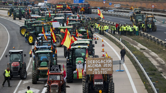 Los agricultores toman las principales carreteras del país