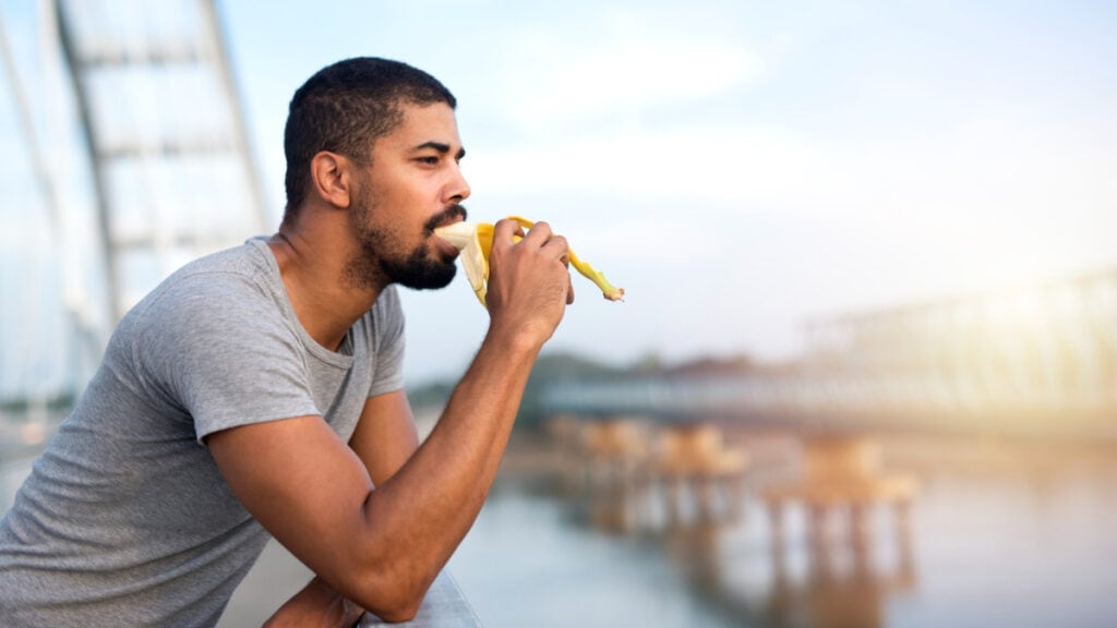 Un hombre come un plátano