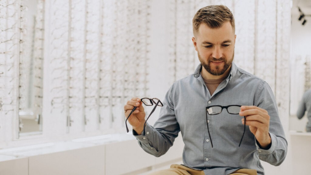 Un hombre elige gafas en una óptica