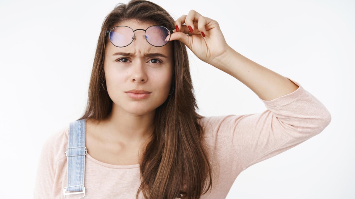 Una chica con gafas