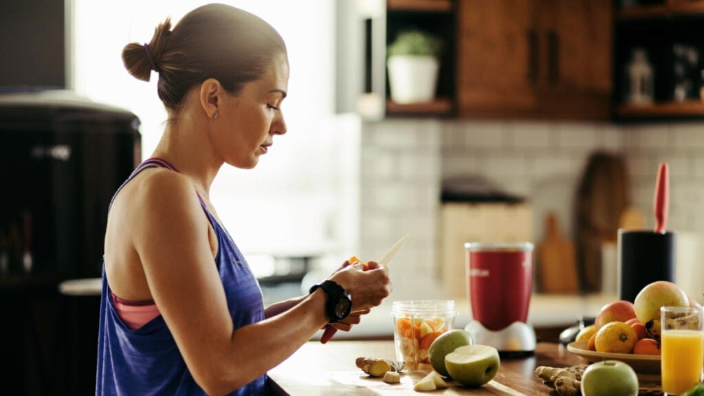 Una mujer prepara un desayuno durante la ventana metabólica