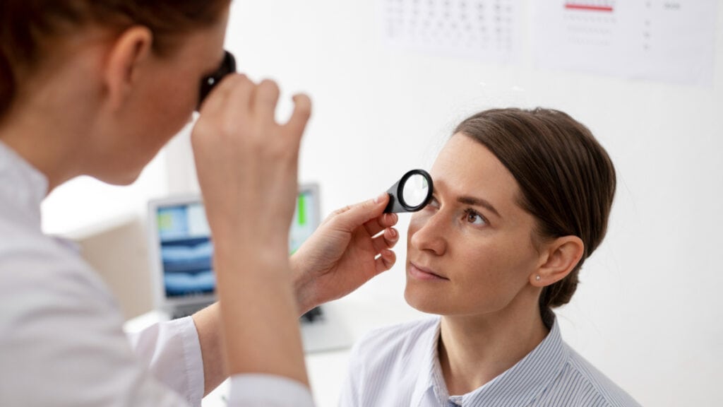 Una óptica trata el ojo vago en adultos a una paciente