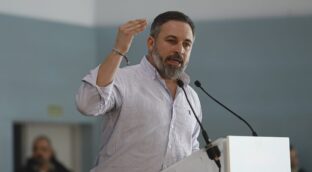 Abascal romperá sus pactos autonómicos con el PP si no cumple el acuerdo migratorio