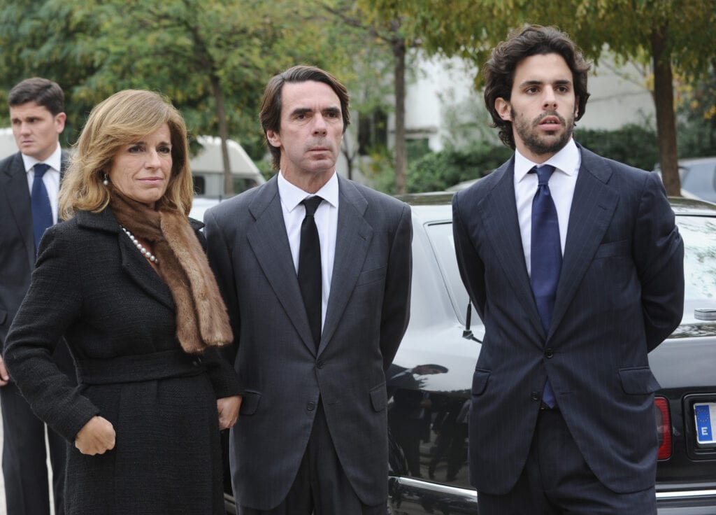 Alonso Aznar junto a sus padres.