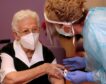 Araceli, la primera mujer que recibió la vacuna contra la covid en España, cumple cien años