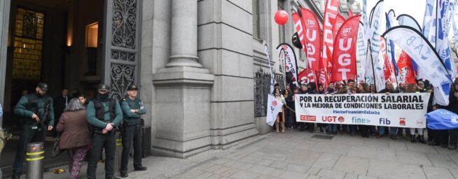 Más de 150.000 empleados de banca, llamados  este lunes a un paro para pedir más salario