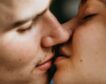 Este es el efecto que los besos causan a tu salud bucodental, según un doctor experto