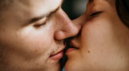 Este es el efecto que los besos causan a tu salud bucodental, según un doctor experto