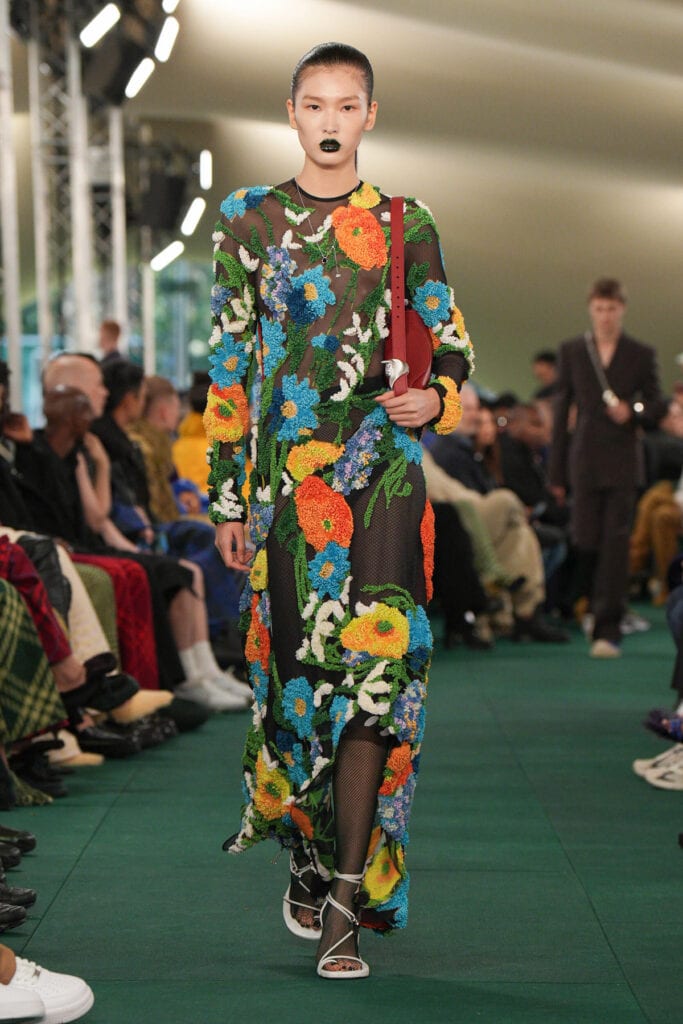 Vestido de tendencias con flores multicolor de Burberry
