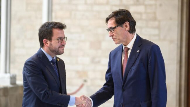 Aragonès e Illa solemnizan su acuerdo presupuestario en el Palau de la Generalitat