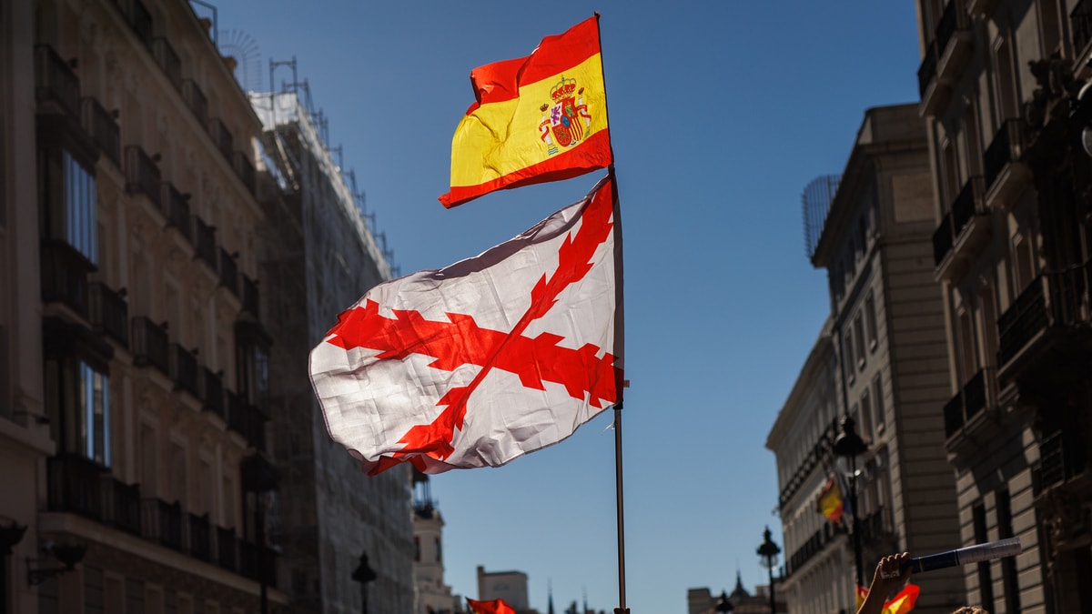 La Policía tomará medidas tras la exhibición de la bandera de Borgoña en una comisaría canaria