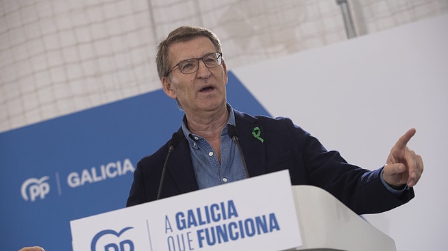 Feijóo acusa a Sánchez de «suplantar a los jueces» y «romper la separación de poderes»