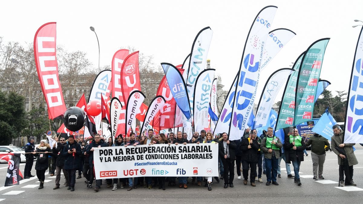 Miles de empleados de banca se manifiestan en Madrid para pedir subidas salariales