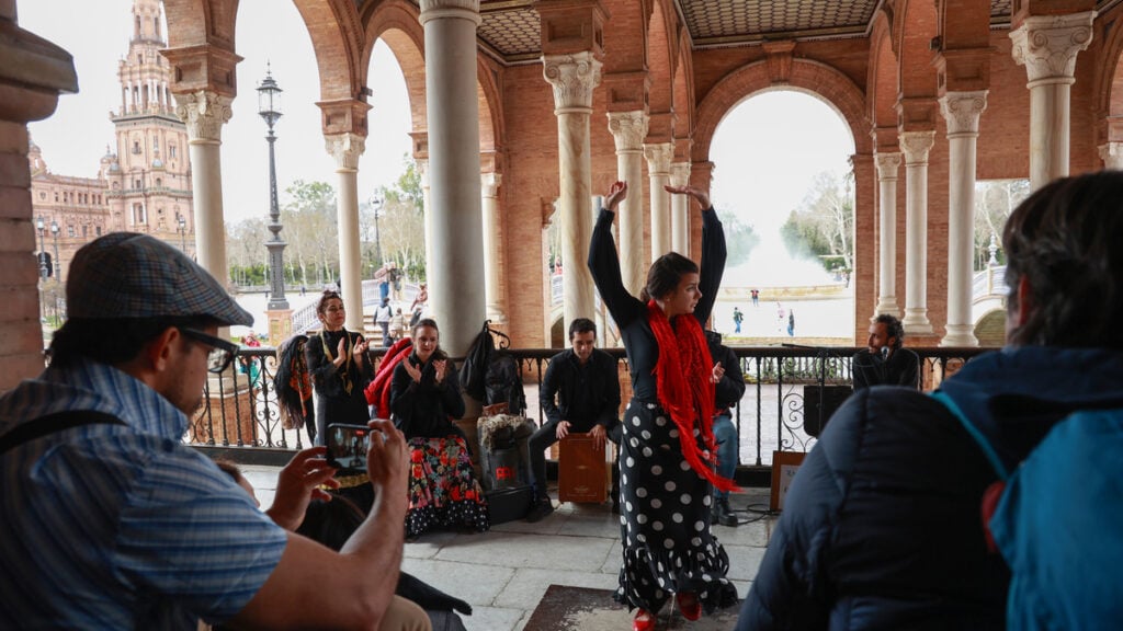 El Ayuntamiento de Sevilla plantea cobrar a los turistas por el acceso a la Plaza de España