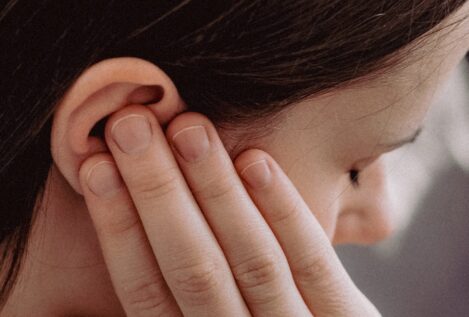 ¿Por qué se forman los tapones de cera en los oídos y cómo quitarlos?