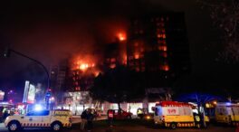 Los bomberos continúan enfriando el edificio incendiado de Valencia