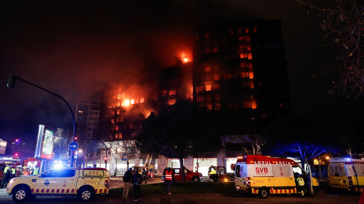 Los bomberos continúan enfriando el edificio incendiado de Valencia