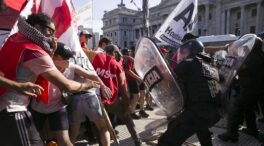 La izquierda protesta contra la ley 'ómnibus' de Milei: incendios y ataque a un diputado