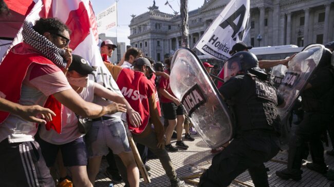 La izquierda protesta contra la ley 'ómnibus' de Milei: incendios y ataque a un diputado