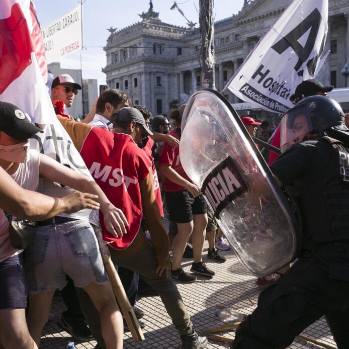 La izquierda protesta contra la ley 'ómnibus' de Milei: incendios y ataque a un diputado