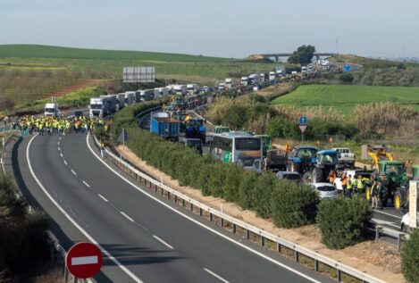 Los agricultores cortan las principales arterias de Sevilla, Málaga y Gerona con sus protestas