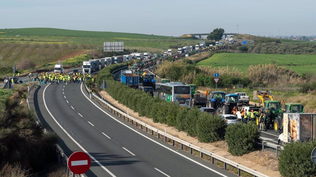 Los agricultores cortan las principales arterias de Sevilla, Málaga y Gerona con sus protestas