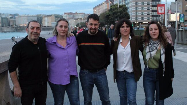 Pablo Iglesias aparece por 'sorpresa' en La Coruña para dar su apoyo a Faraldo (Podemos)