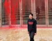 Activistas climáticos lanzan pintura a la fachada del Guggenheim de Bilbao