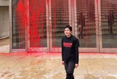 Activistas climáticos lanzan pintura a la fachada del Guggenheim de Bilbao