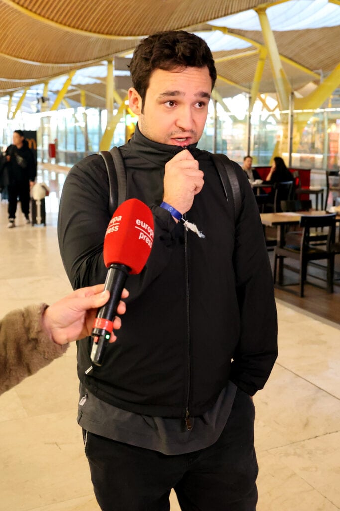 Froilán responde a los periodistas a su llegada al aeropuerto. 