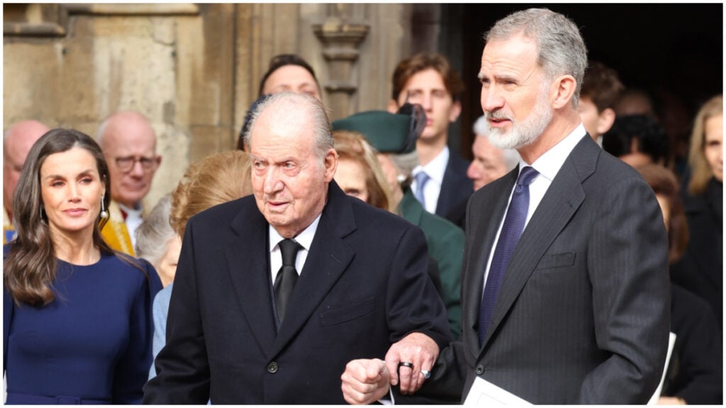 La imagen cómplice de los reyes Felipe y Letizia con Juan Carlos.