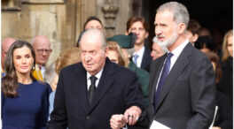 Analizamos 'la foto del año' de la Familia Real: la mirada de Letizia y la mano de Felipe a su padre