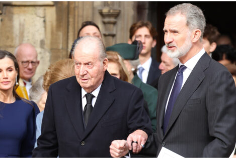 Analizamos 'la foto del año' de la Familia Real: la mirada de Letizia y la mano de Felipe a su padre