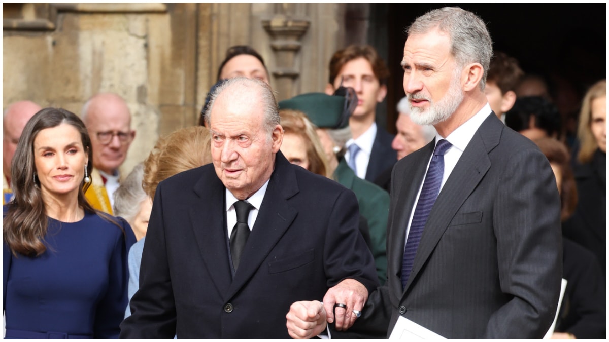 Analizamos ‘la foto del año’ de la Familia Real: la mirada de Letizia y la mano de Felipe a su padre