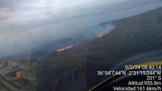 Un helicóptero y más bomberos se suman a las tareas de extinción del fuego de Enix (Almería)