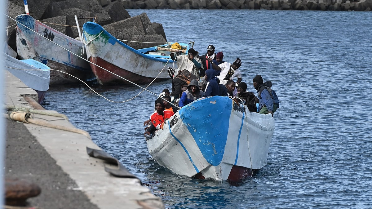 Interceptan dos nuevas embarcaciones con 113 inmigrantes en aguas canarias