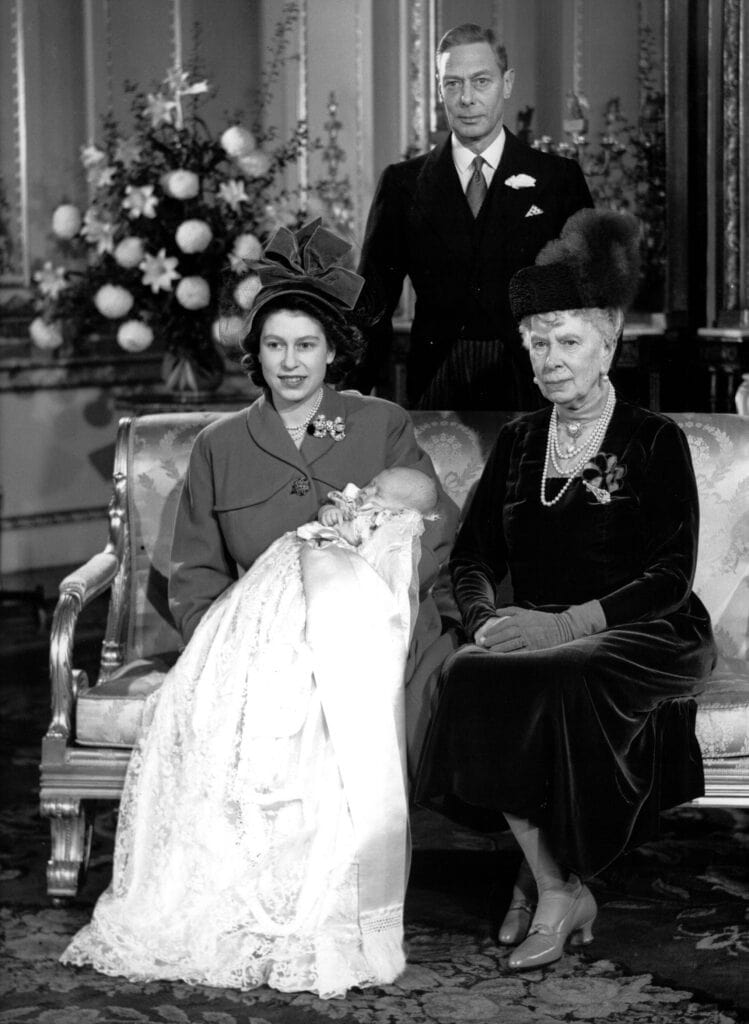 Jorge VI junto a la reina Isabel y la Reina Madre. 
