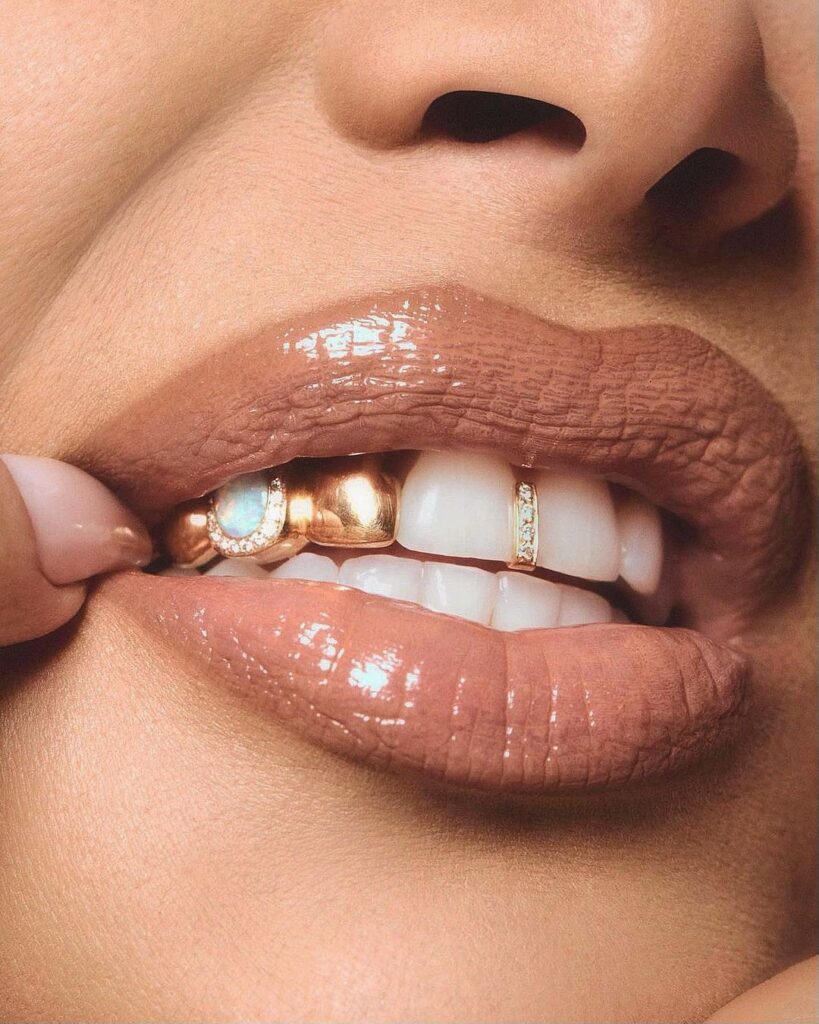 Kim Kardashian adornó su boca con joyería dental. (Fuente: Instagram)