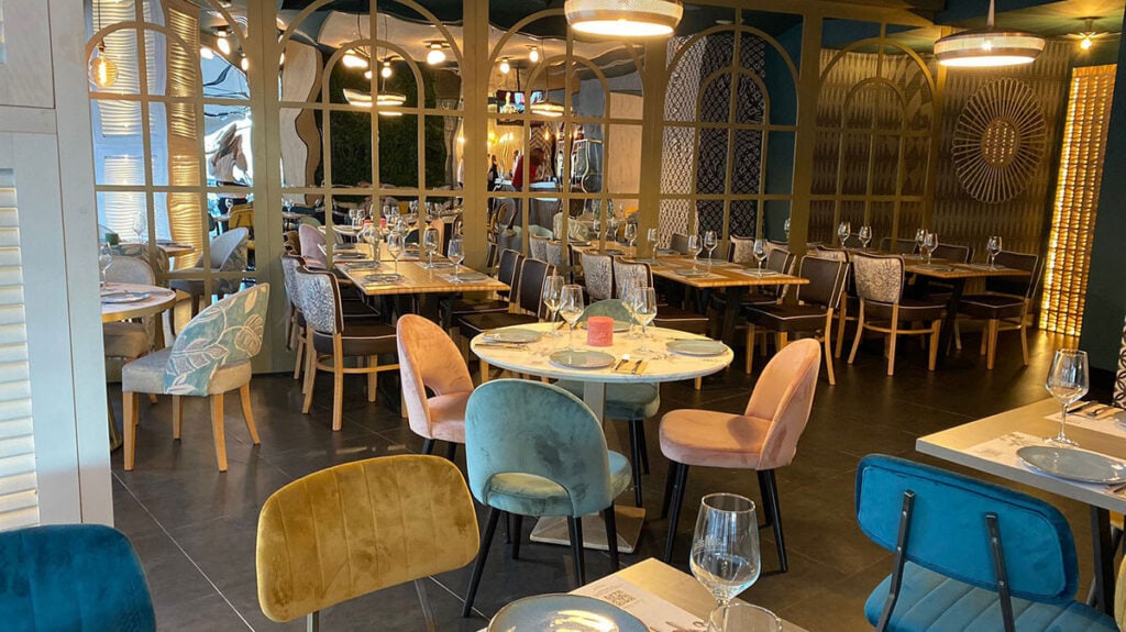 Sala del restaurante La Mafia se sienta a la mesa, Algeciras. 
La mafia