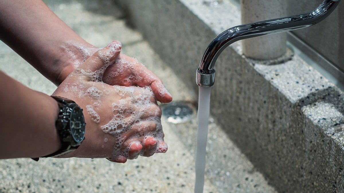 Manos sudorosas: causas y remedios para evitar la sudoración