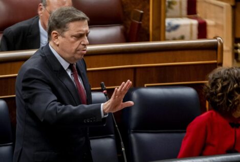 Luis Planas sufre un vértigo al contestar una pregunta en la sesión de control del Congreso
