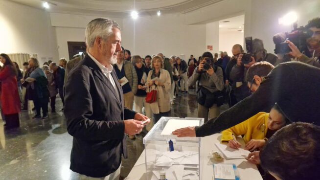Díaz-Mella (Vox) acude a votar «con ilusión» a la espera de los resultados de estas elecciones