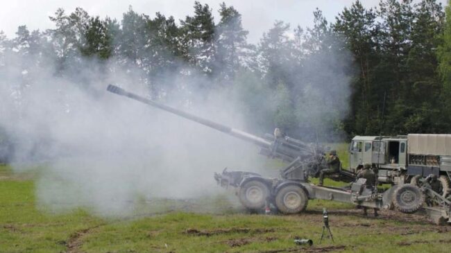 España evita donar obuses a Ucrania porque solo dispone de 82 piezas de artillería