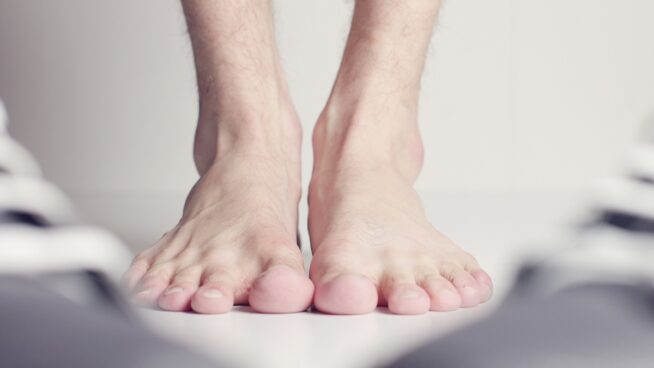 ¿Por qué huelen mal los pies? Cinco consejos efectivos para evitarlo